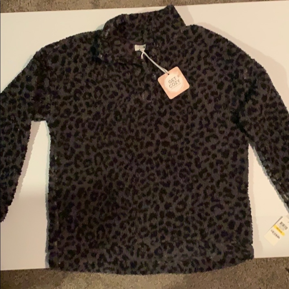 Black and gray cheetah print pull over